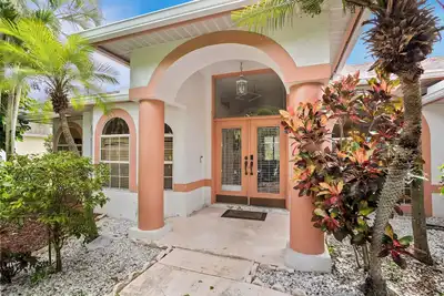 Image de Spacious, Covered Patio & Essentials - Fl on a Budget!