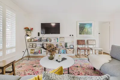 Image de Timeless Fusion of Vintage Charm & Eclectic Chic