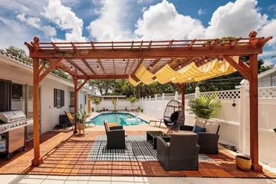 Image de Pool! 4br - 2ba With Efficiency!