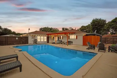 Image de 5-Br Relaxing Retreat with Pool, Hot tub, Fire Pit
