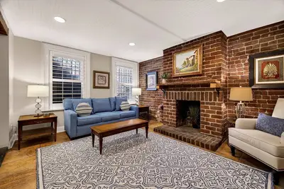 Image de Historic Garden Apartment on Troup Square by Lucky Savannah