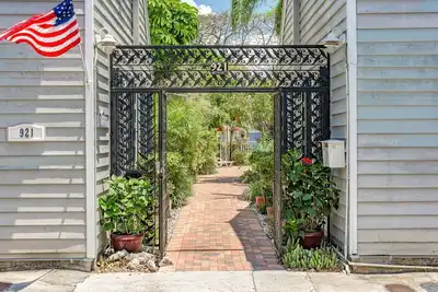 Image de Orchid Suite on Center St - 1/2 block from Duval Sleeps 4