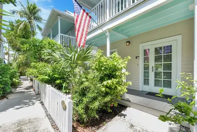 Image de A Caribbean Alternative townhome in Truman Annex