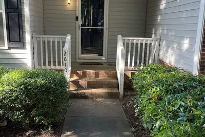 Image de Charming 2-bedroom townhome in wonderful Raleigh with WiFi, Ac