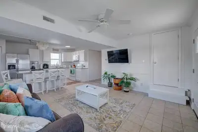 Image de Sandy Lu #2 | Nearby Beach Access & Water Views!