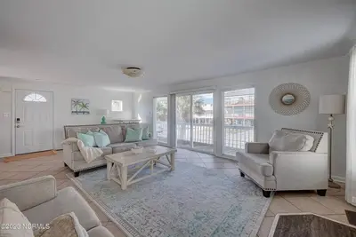 Image de Sandy Lu #1 & #2 | Spacious Retreat + Views & Near Beach Access!