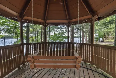 Image de New! Private, waterfront home with glass enclosed sunroom, gazebo and fire pit.