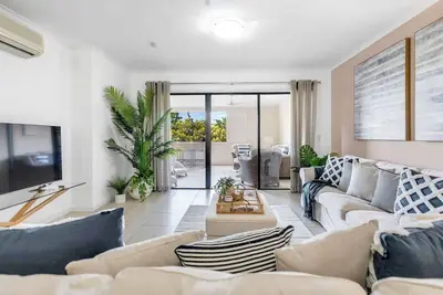 Image de Relaxed Coastal Charm A Stylish Resort style Haven