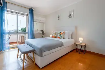 Image de Comfy 3 Bdr Flat W/ Pool & Balcony by LovelyStay