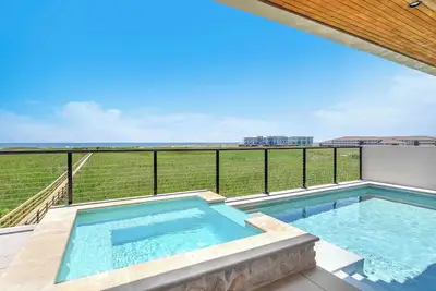 Image de Sandbox: Modern Home with Pool, Spa, Elevator, Direct Beach Access