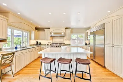 Image de Coastal Garden Retreat w/ 70s Playhouse