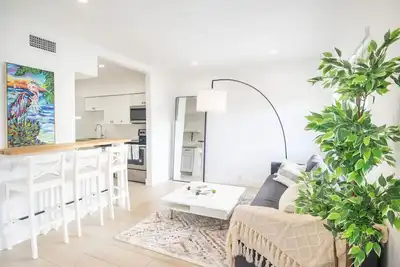 Image de Comfort and Style 2 Bed 1 bath 2 min to the Beach!