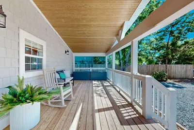 Image de Charming Step-Free Home with Hot Tub, Dog-Friendly, Near Ocean in Oak Island, Nc