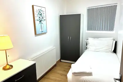 Image de One Bedroom Apt Near Bullring center & station