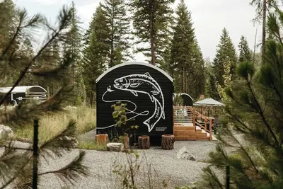 Image de The Fish Haus: A Montana Tiny Cabin Forest Retreat