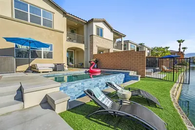 Image de Luxe Lakefront Villa: Saltwater Pool, Spa & Games