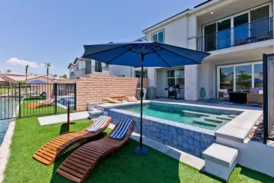 Image de Luxe Lakefront Villa: Views, Heated Pool & Games