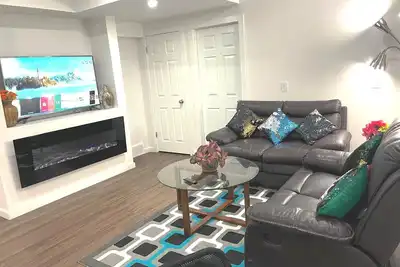 Image de Modern, private 2Bed/1Bath suite, 5 mins to Airport and train stn to Stampede