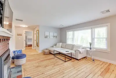 Image de Short walk to ④FOUR beaches & downtown Hyannis * Central Ac * Hot Tub!