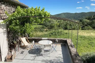 Image de Grange en pierre aménagée au milieu des champs, village d'Aubignas en Ardèche