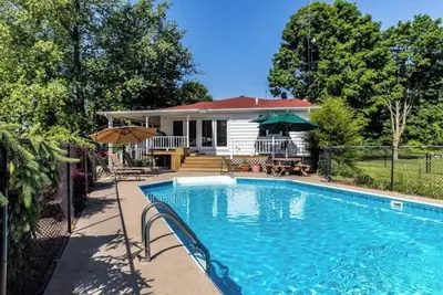 Image de Farm Escape-Pool, Fire Pit, Hot Tub, Starlink, Dog Friendly 1. 5 hrs from Chicago