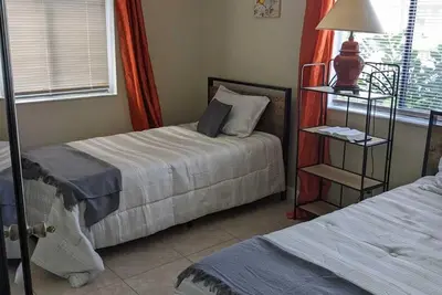 Image de Sea Breeze - 2br Apartment - Near all beach excursions and Wpb nightlife.