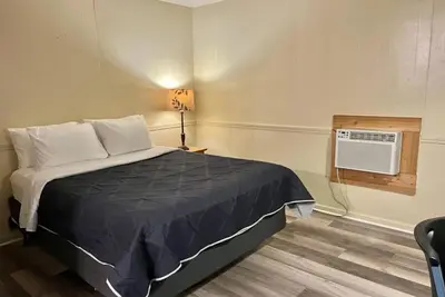 Image de Room 30 - Standard Queen - Sleeps 2 - Harper Motel