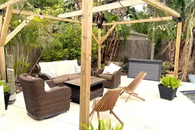 Image de Private Backyard with large pool!