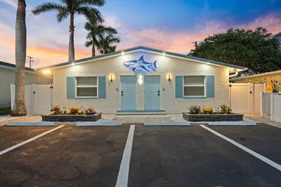 Image de Downtown's Only 8br – Sleeps 20, 4 Units, Walk to Beach, Shops, Bars & Dining