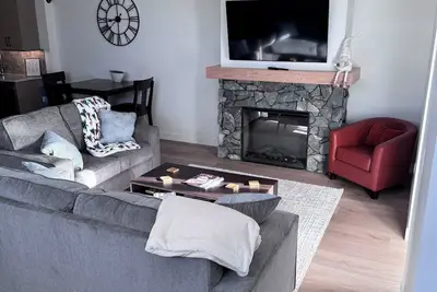 Image de 2 Bedroom private suite with laundry, large kitchen, storage and pet-friendly!