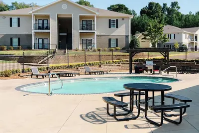 Image de Hotty Toddy! Newly Renovated 2 Bedroom, 2 Bathroom. Walk to Grove! 1st Floor.