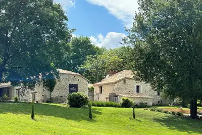 Image de Maison de campagne avec spa privatif, piscine et billard.
