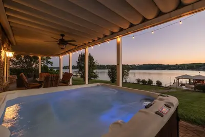 Image de Lakefront w/ private dock, hot tub, game room, boat house hangout