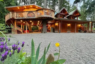 Image de Treehouse for 10 with Expansive Outdoor Living Space
