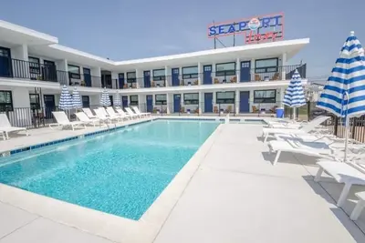 Image de Look No Further! Renovated 1 B/R Condo 1 Blk from the Beach with beautiful pool