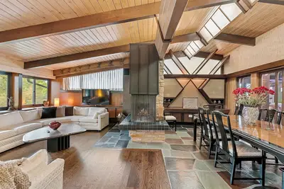Image de Spacious Mcm home blends elegance w/ retro charm. Includes pool, steam and sauna