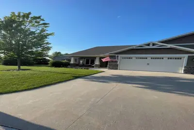 Image de 3 Bedroom 3 bath w/Sunroom on large pond - Eaa 24 miles