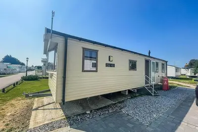 Image de Homely 8 berth caravan in Essex, at Steeple Bay ref 36046e