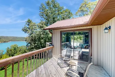 Image de Spacious Retreat with Serene Lake Views, Hot tub & Internet