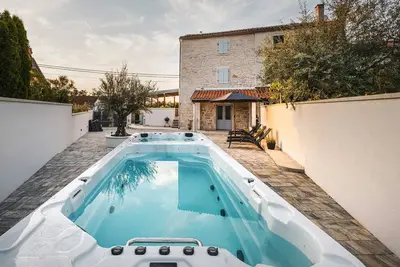 Image de Villa 2 chambres avec piscine, jacuzzi pouvant accueillir jusqu'à 4 personnes