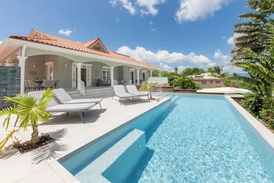 Villa familiale vue mer à la Pointe du Bout. Commerces et plages à deux pas!