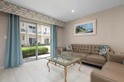 Image de 3 Bedroom 2 Bath Palm Bay club Walk out patio ground floor