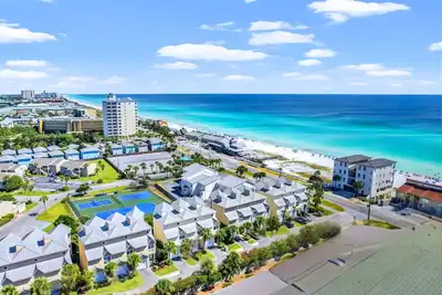 Image de Walk to Beach! Heated Pool, Private Beach Access, Destin