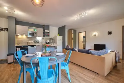 Grand Appartement Au Pieds Des Pistes avec vue sur les montagnes, balcon et Wi-Fi