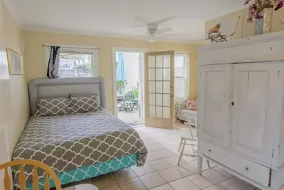 Image de Full Kitchen ' Private Yard ' 15 houses from Windansea Beach! Cottage-style home