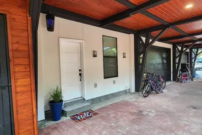 Image de Charming, Brand New, complete guest house 2/1 w, Full kitchen, laundry, & living