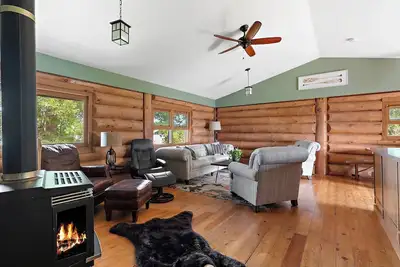 Image de Cozy Lakeside Log Cabin With 2 Fireplaces\nThe Hidden Pines Log Cabin