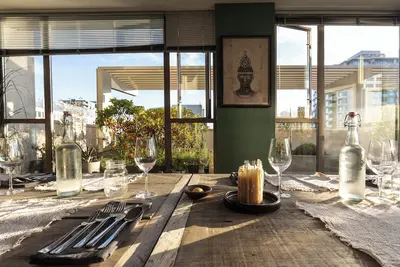 Image de Huge sunny patio, central location, full kitchen, funky decor