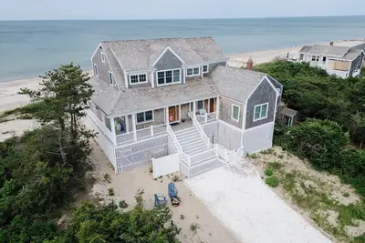 Image de Luxurious Waterfront Beach House with Breathtaking Views and Private Beach