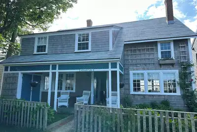 Image de Charming, luxury Cottage with Ocean Views seconds from the Beach! Front Street